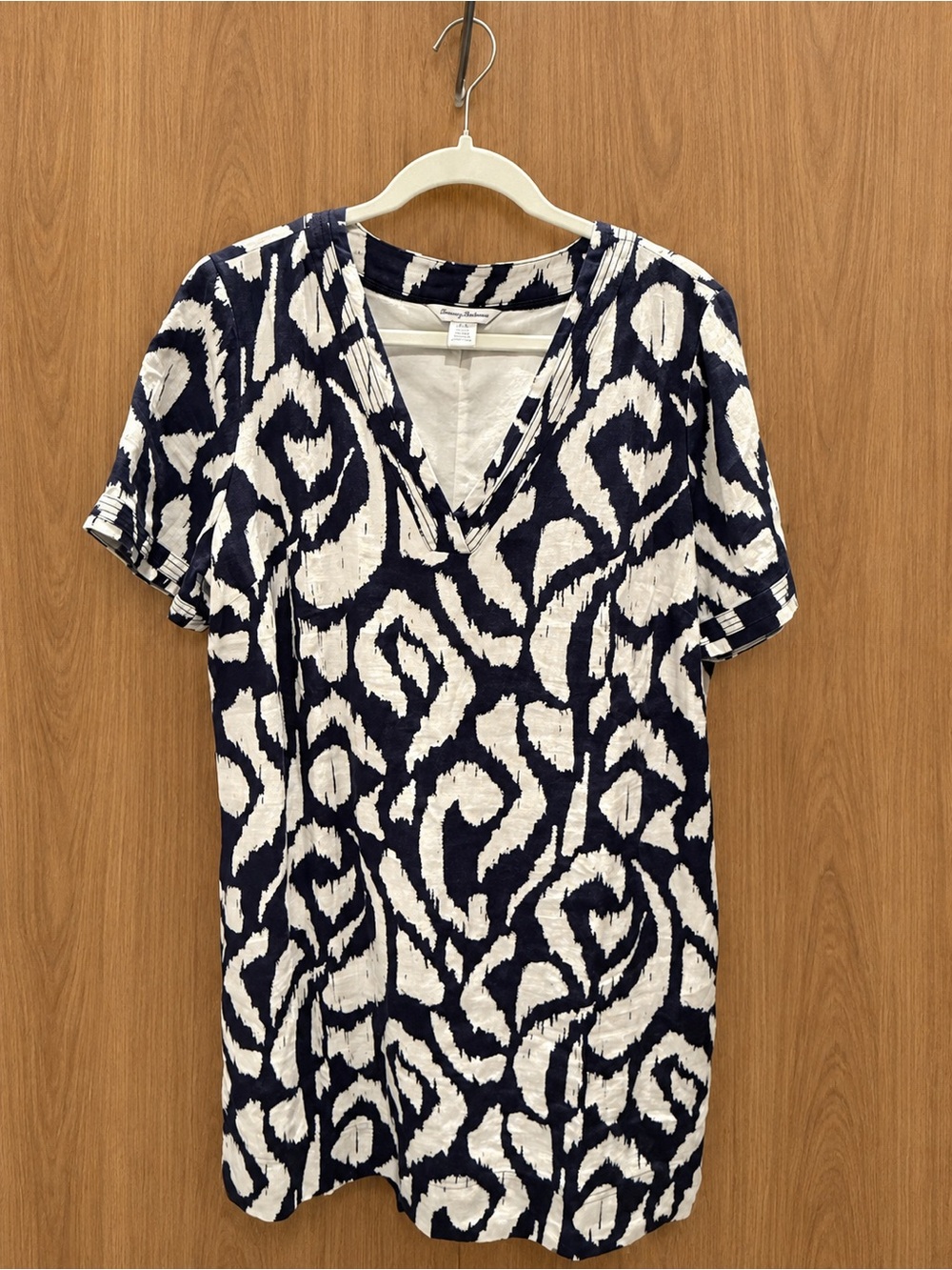 NEW Tommy Bahama Navy and White Abstract V-Neck Linen Dress with side pockets, L
